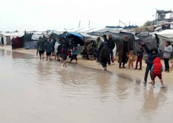 كارثة إنسانية.. 11 وفاة وانهيارات واسعة خلال المنخفض في غزة