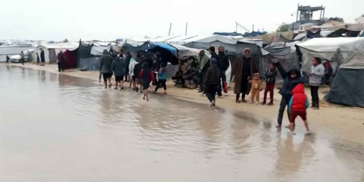 كارثة إنسانية.. 11 وفاة وانهيارات واسعة خلال المنخفض في غزة