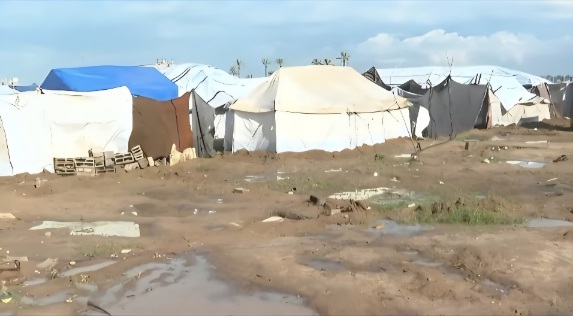 غرق آلاف خيام النازحين في غزة وسط تخاذل دولي