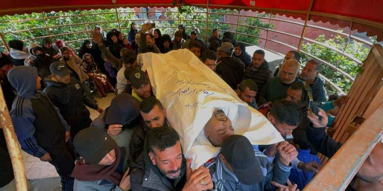 الاحتلال الإسرائيلي يقتل ممرضا فلسطينيا جنوبي قطاع غزة