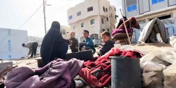 غزة.. موت رضيع تجمداً ومقتل 3 فلسطينيين وأطفال بلا دفء ولا غذاء