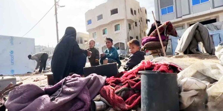 غزة.. موت رضيع تجمداً ومقتل 3 فلسطينيين وأطفال بلا دفء ولا غذاء