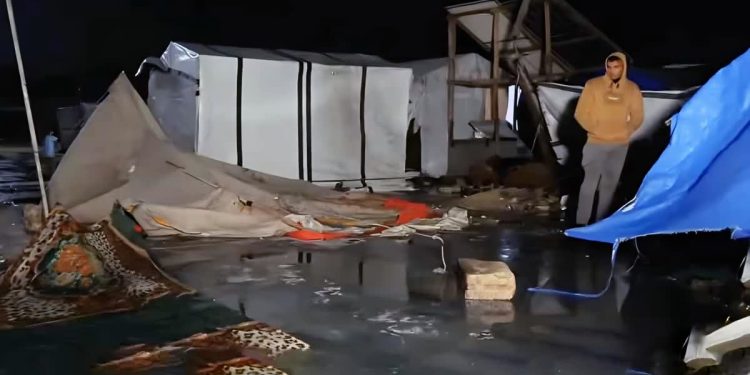 المنخفض الجوي يفاقم معاناة الغزيين ويكشف هشاشة الحماية الإنسانية