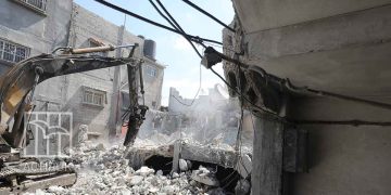 القدس.. الاحتلال يُخطر بهدم 14 منزلاً في حي البستان لإقامة “حدائق توراتية”