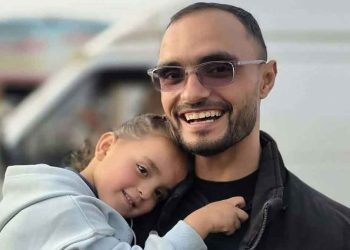 غزة.. الاحتلال يقتل الفلسطيني أحمد القدرة ويصيب ابنته بجروح حرجة