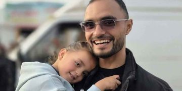 غزة.. الاحتلال يقتل الفلسطيني أحمد القدرة ويصيب ابنته بجروح حرجة