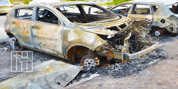 غزة.. الاحتلال يقتل فلسطينيين ويصيب 10 آخرين في قصف مركبة مدنية