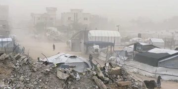 عاصفة رملية تضرب غزة وتفاقم معاناة النازحين