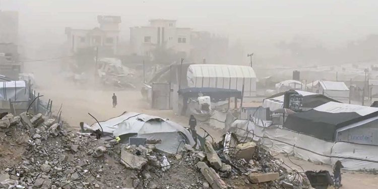 عاصفة رملية تضرب غزة وتفاقم معاناة النازحين